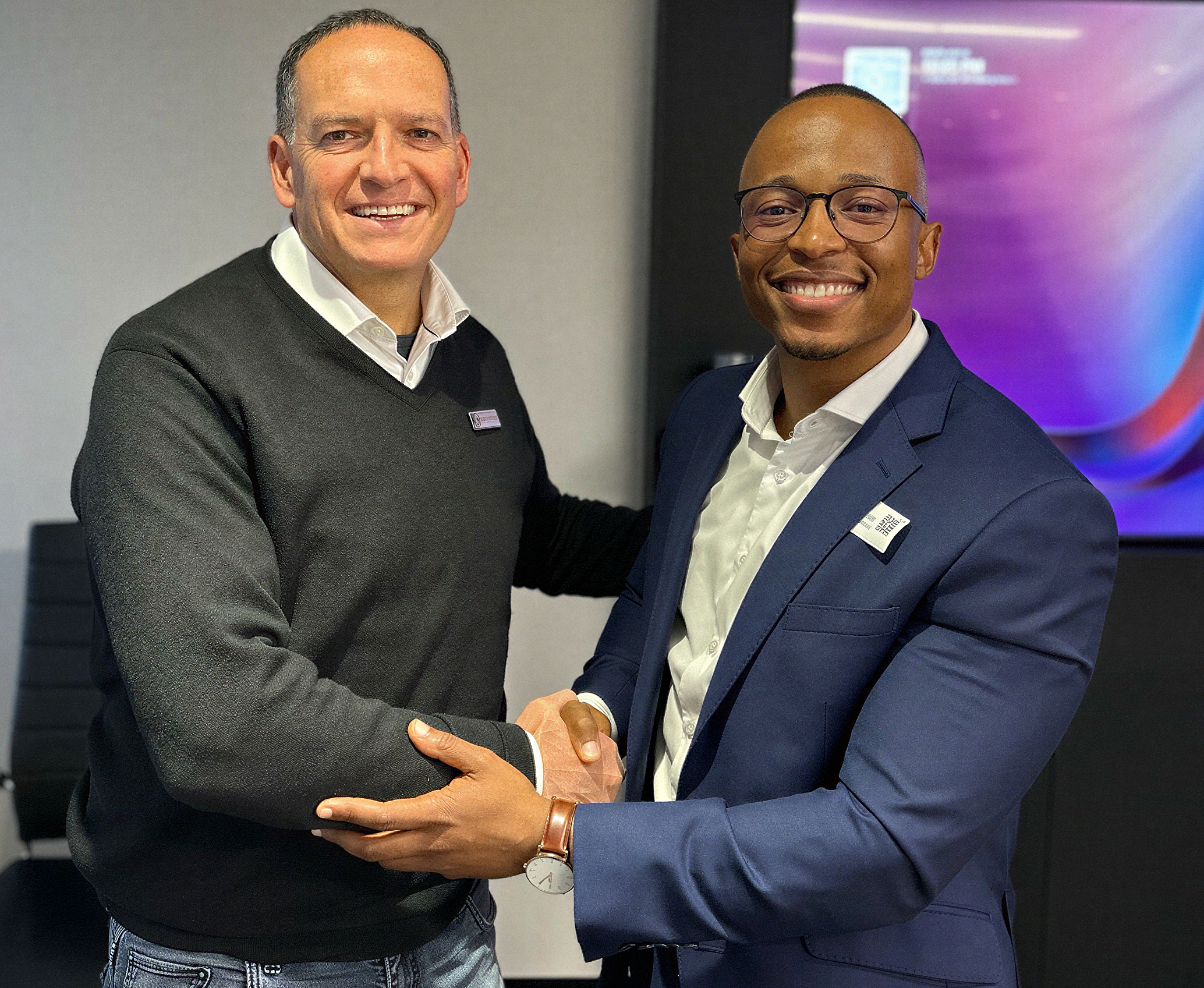Representatives from Netcare and Quro Medical shaking hands